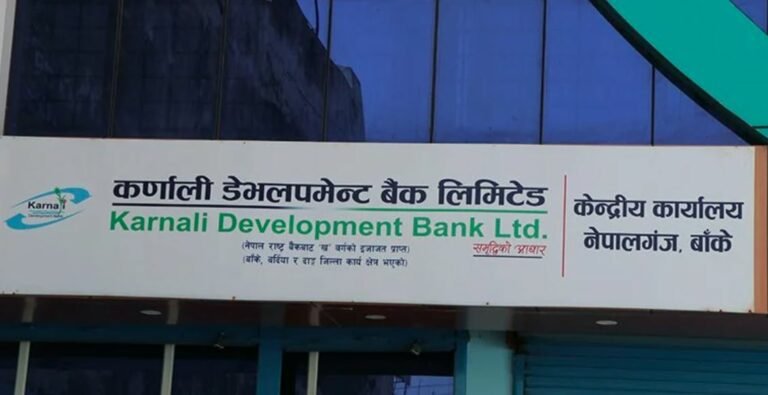 कर्णाली विकास बैंकको बिजोग ! हप्तामा १० हजारको दरले बचतकर्ताको रकम फिर्ता गर्दैै (भिडियो)
