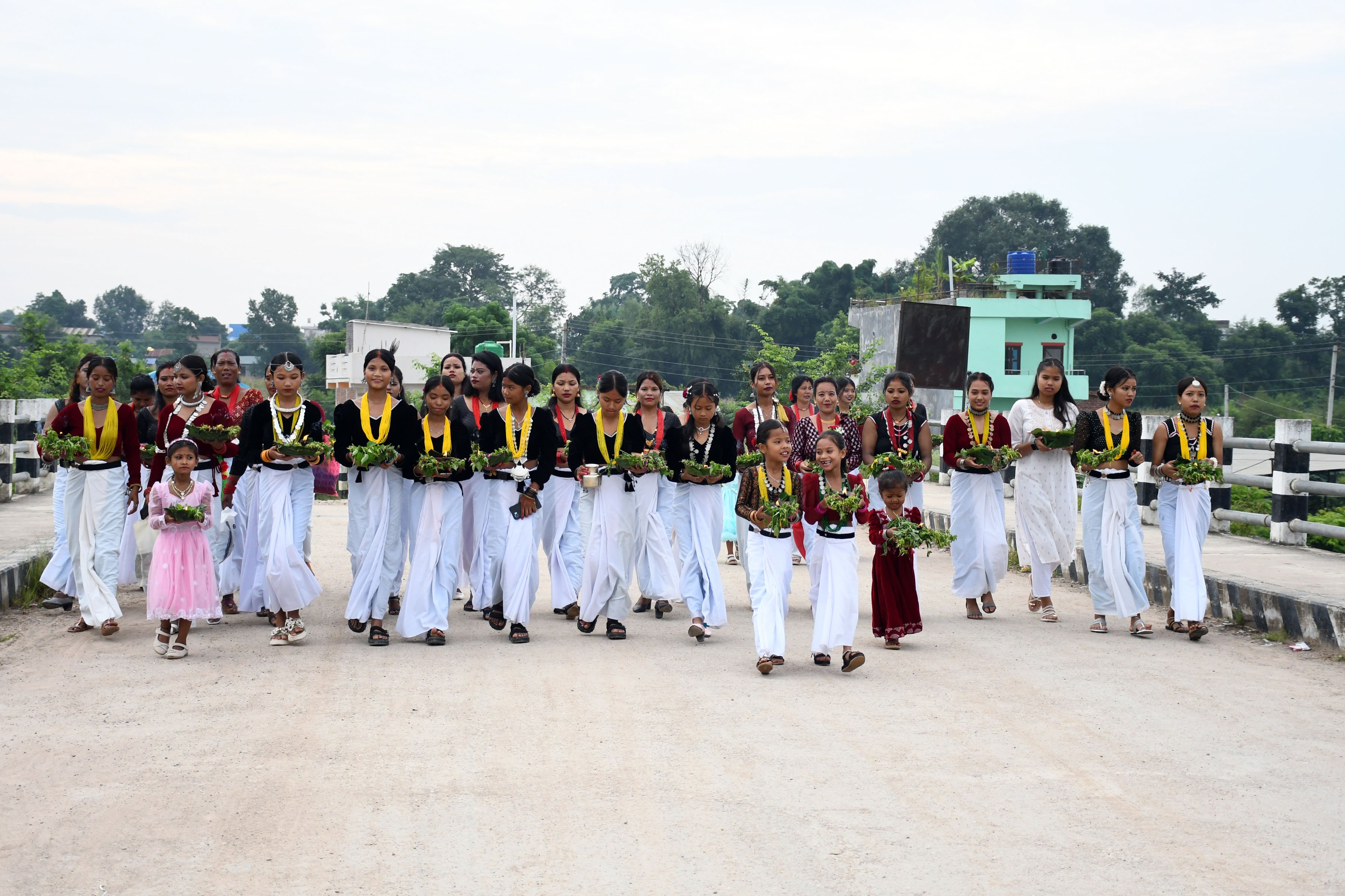 सेवार खोलामा पुष्प सेलाउन जाँदै महिला