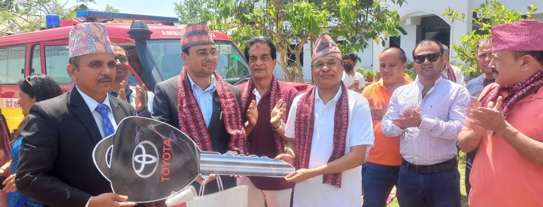 एम्बुलेन्स हस्तान्तरण गर्दै मन्त्री देउवा