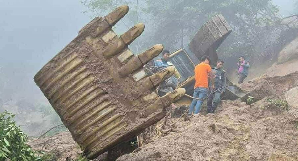 खोपासी–तालढुंगा सडकखण्डमा स्काभेटर दुर्घटना, सडक अवरुद्ध