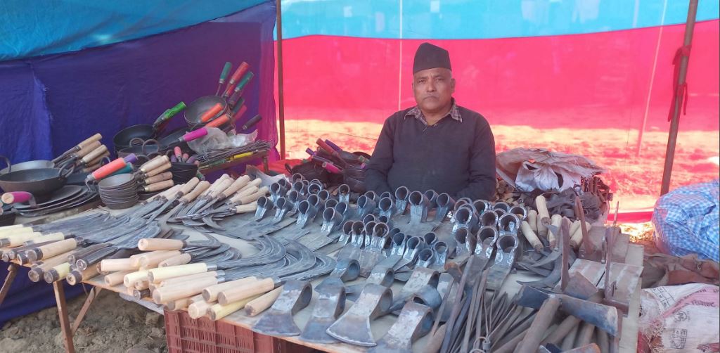 महोत्सवमा फलामका सामान बिक्री गरिँदै
