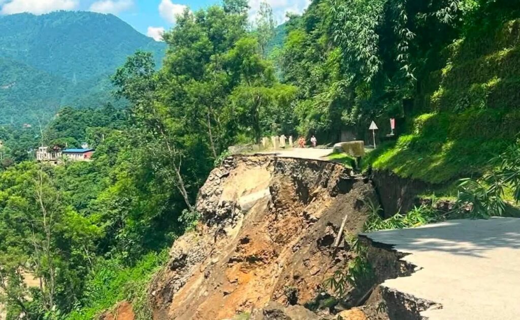 कृष्णभिरको पहिरो पन्छाउन धमाधम रुख काटिँदै, कहिले खुल्ला बाटो ?