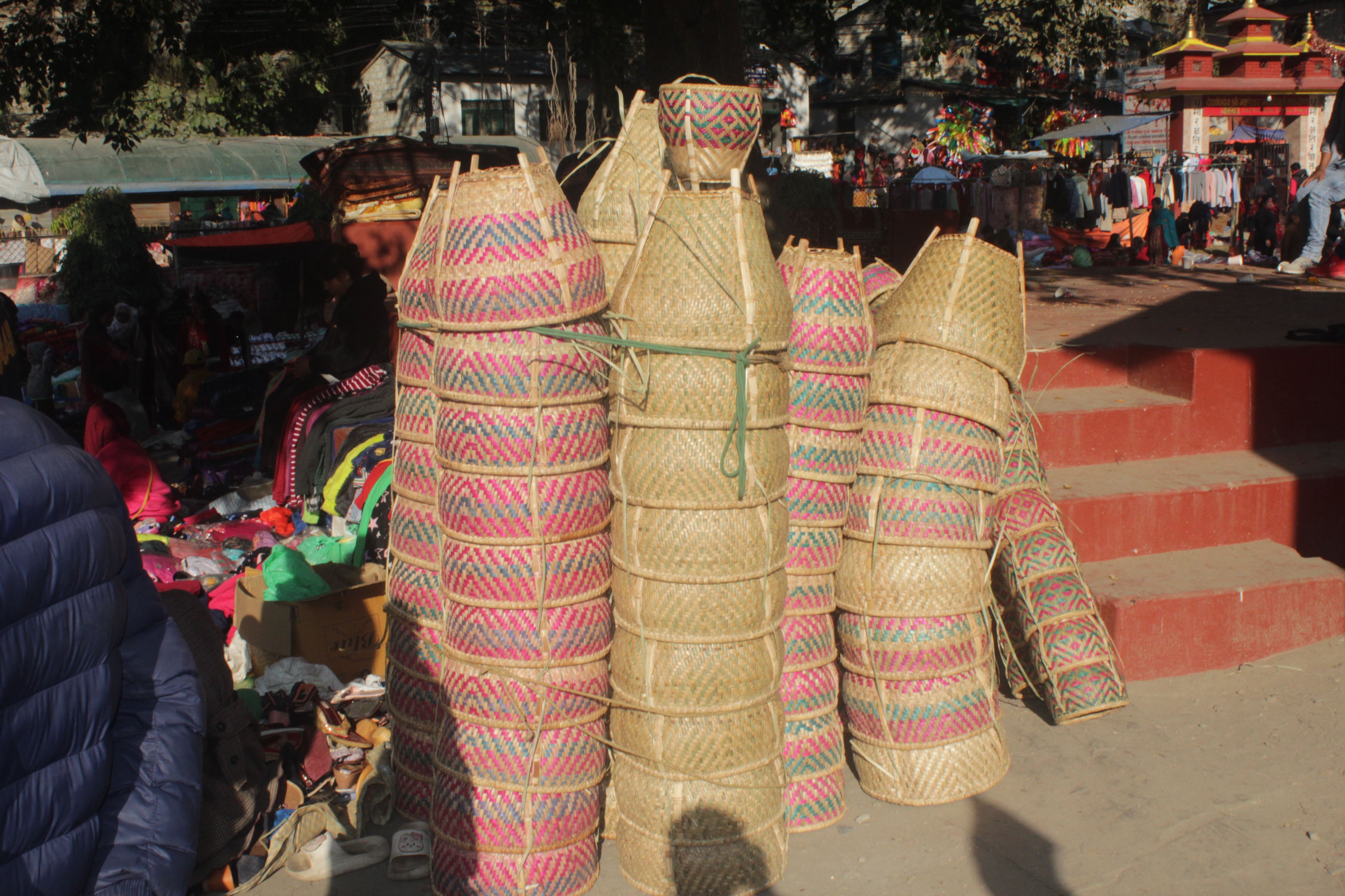 बिक्री गर्नका लागि राखिएका डाला (तस्बिर)