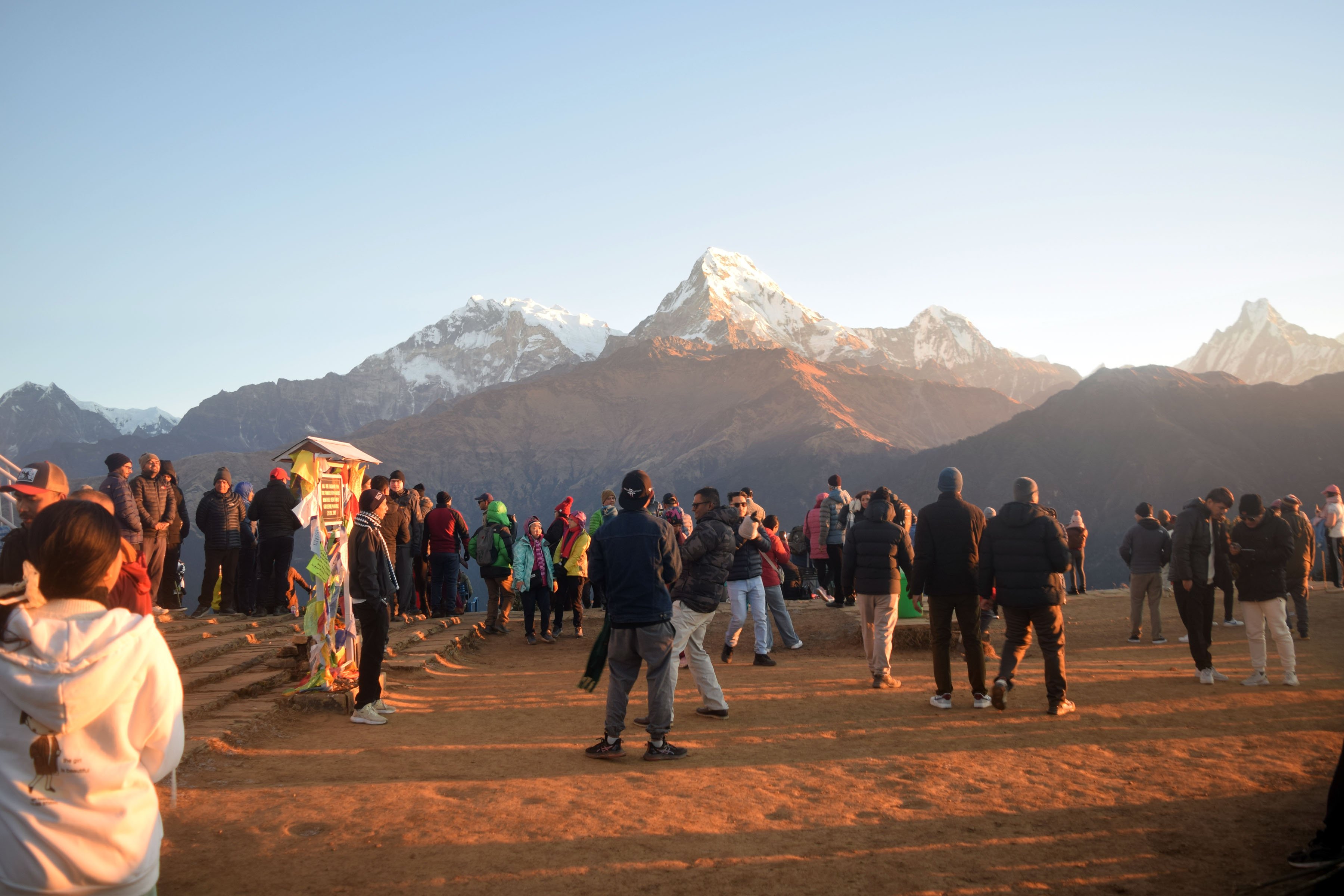 हिमाल र सूर्योदयको अवलोकन गर्न पुनहिलमा आएका पर्यटक