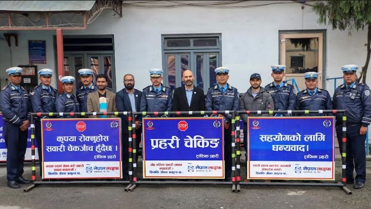 नेपाल लाइफ इन्स्योरेन्सद्वारा ट्राफिक प्रहरीलाई चेकिङ्ग बोर्ड प्रदान