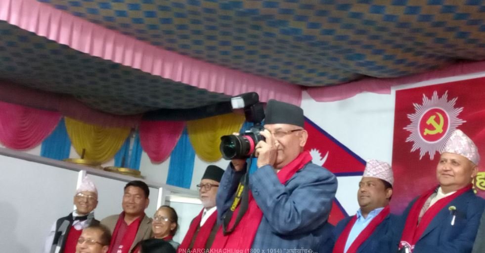 तस्बिर खिच्दै अध्यक्ष ओली