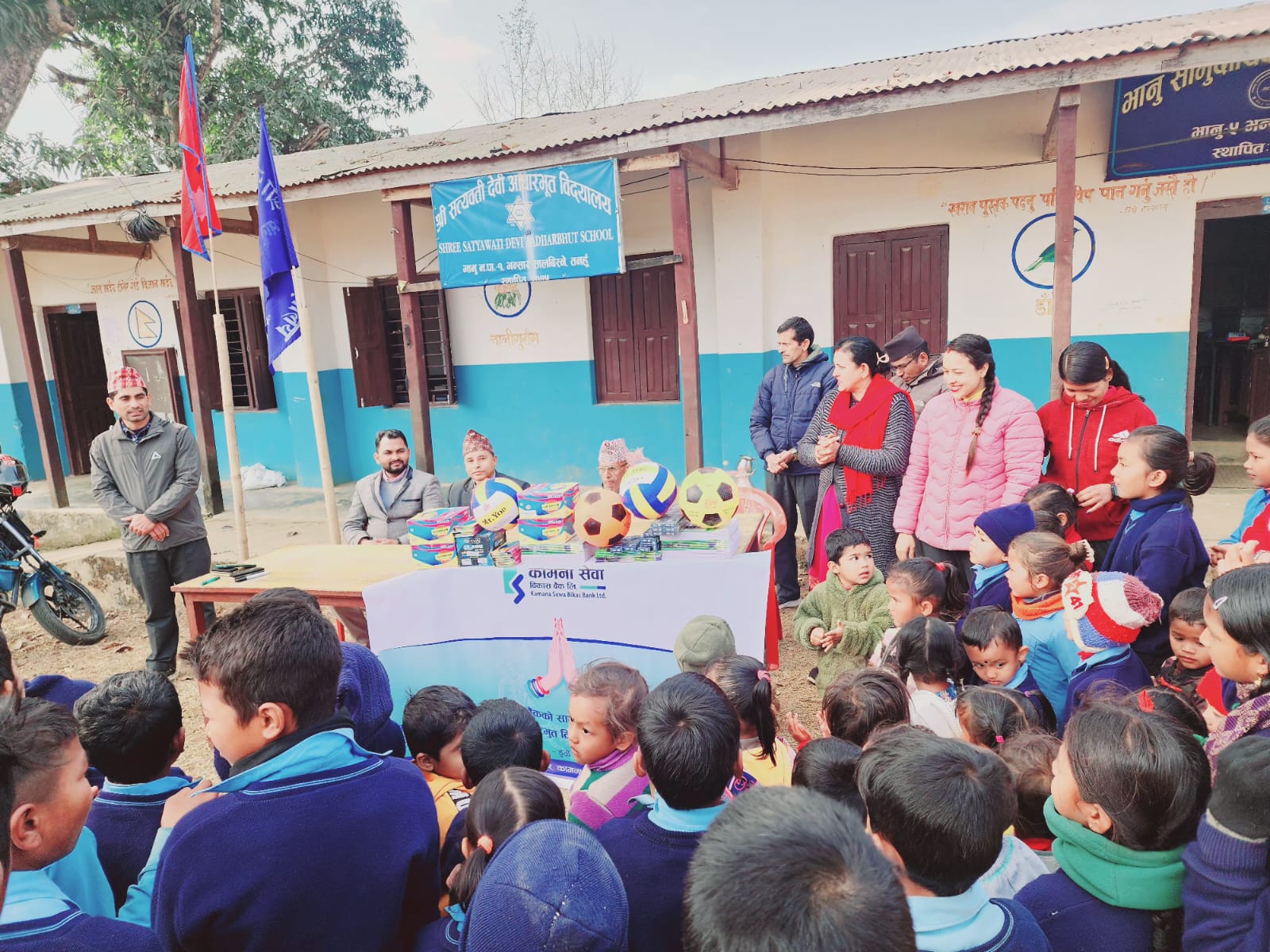 कामना बैंकद्वारा सत्यवती देवी विद्यालयलाई सामाग्री हस्तान्तरण