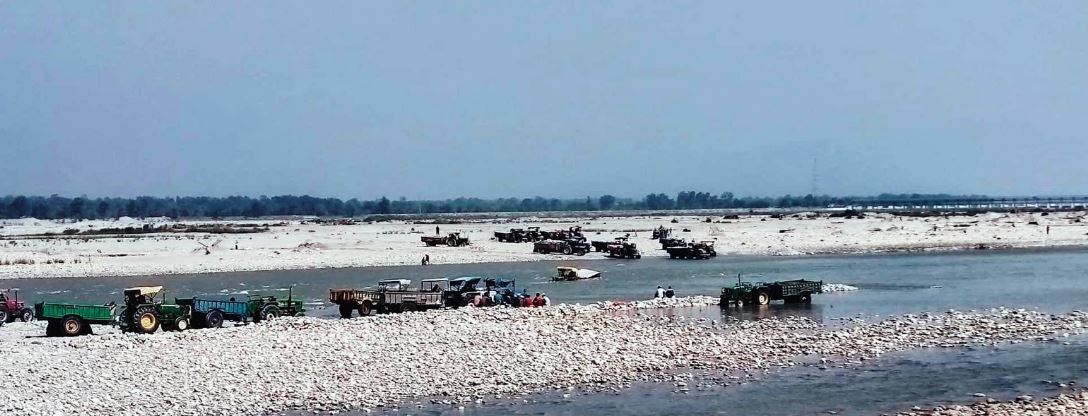 नदीजन्य पदार्थ ढुवानी गर्न लामबद्ध ट्रयाक्टर