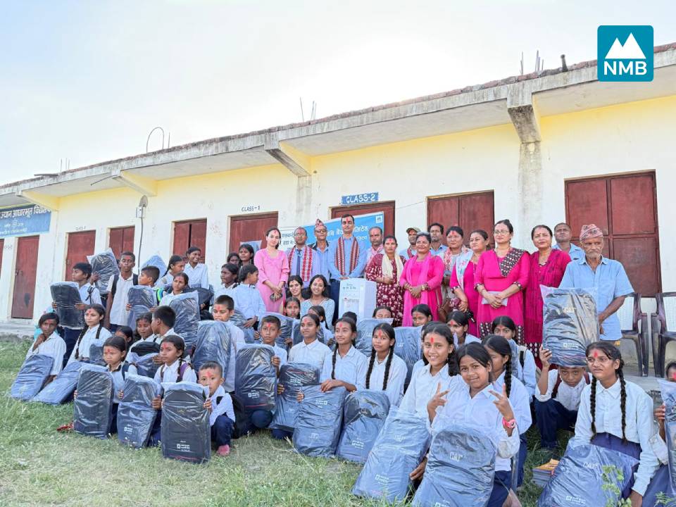 एनएमबि बैंकद्वारा सर्लाहीका श्री अमर जैन विद्यालयलाई शैक्षिक सामग्री हस्तान्तरण