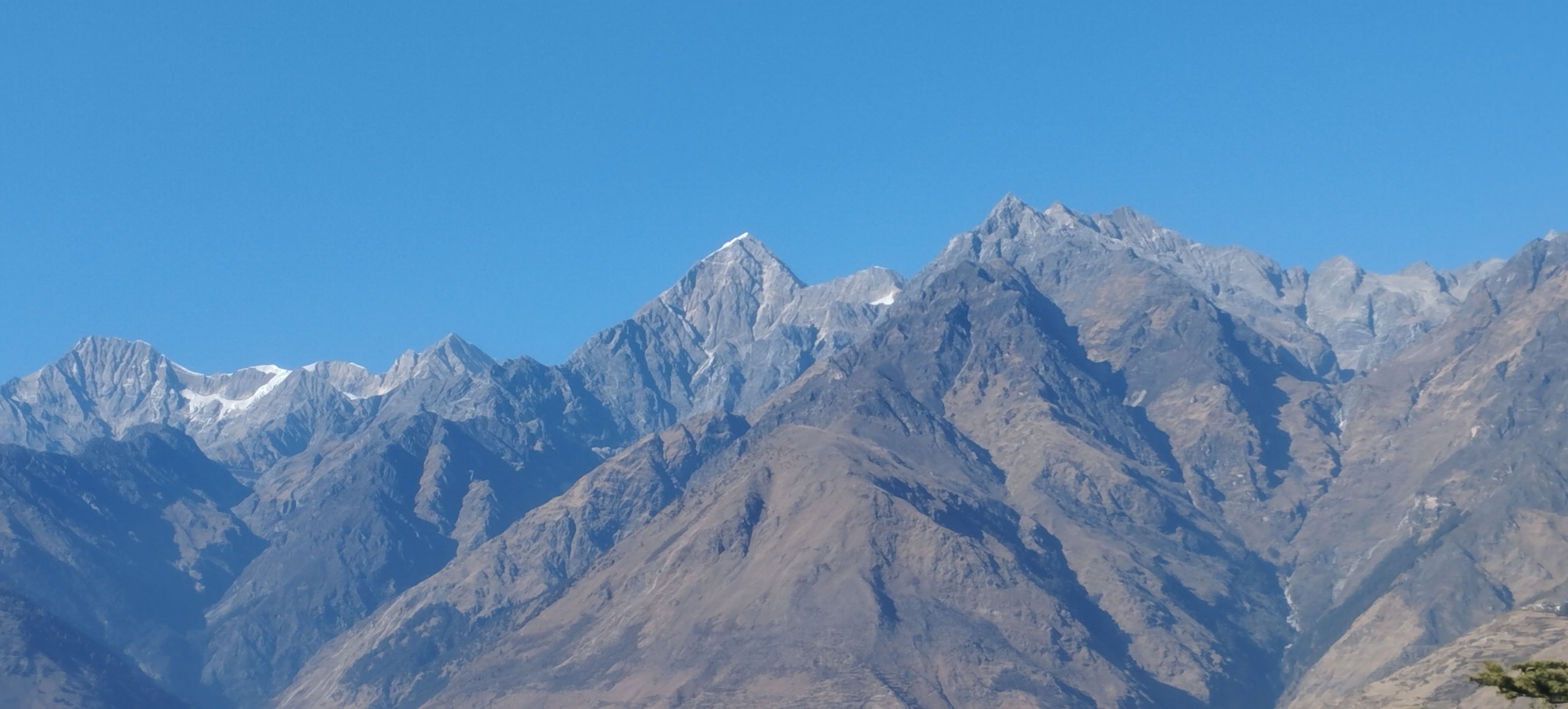 हिउँविहीन मुकुटेश्वर हिमाल (तस्बिर)