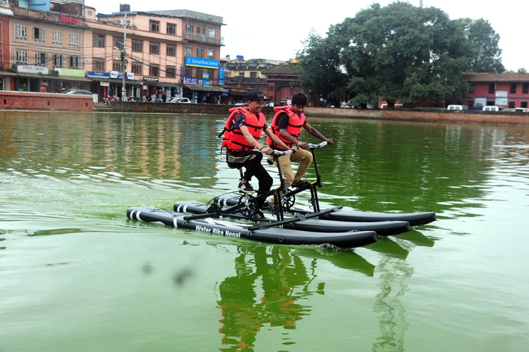 वाटर बाइकमा रमाउँदै