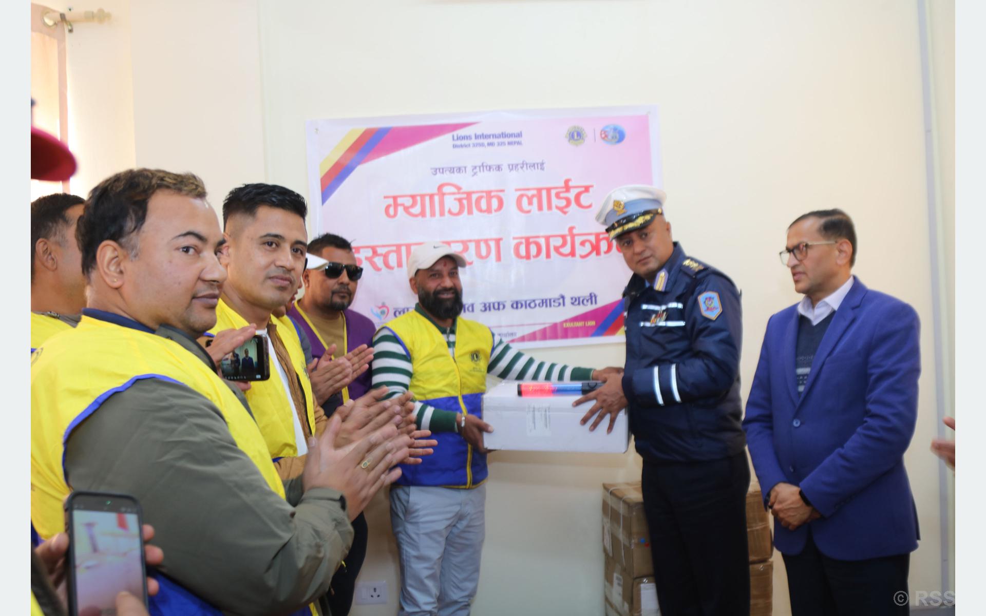 लायन्स क्लब अफ काठमाडौं थलीद्वारा उपत्यक ट्राफिक प्रहरीलाई ‘म्याजिक लाइट’ हस्तान्तरण
