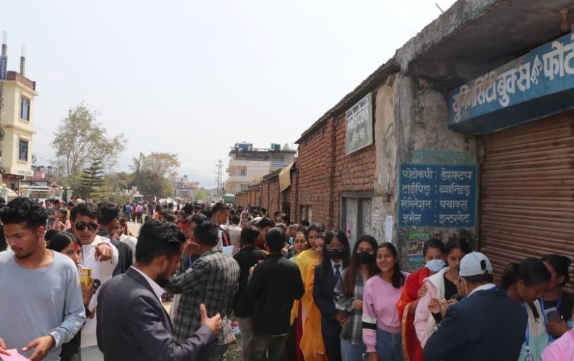 मतदान गर्न लामबद्ध विद्यार्थी