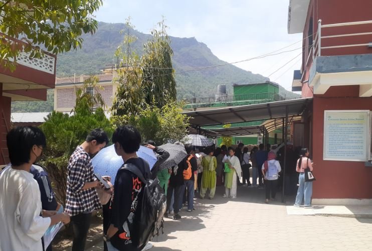 राहदानीका लिन आएका सर्वसाधारण