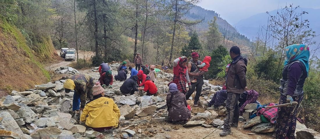 श्रमदान गर्दै लोप्रेबासी