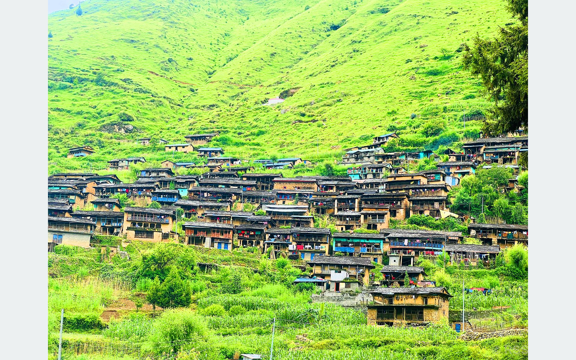 लुगुम गाउँ (तस्बिर)