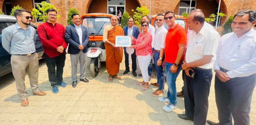 लक्ष्मी बैंकद्धारा  दुई थान विद्युतीय सवारी प्रदान