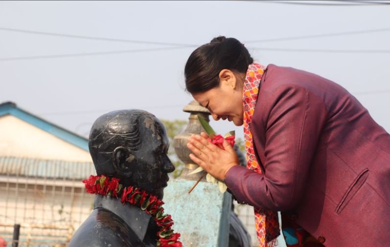सहिद शालिक माल्यार्पण गर्दै सांसद राई