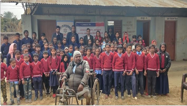 माछापुच्छ्रे बैंकले वितरण गर्यो विद्यार्थीहरुलाई न्यानो कपडा