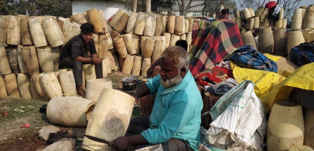 मादल बनाउँदै