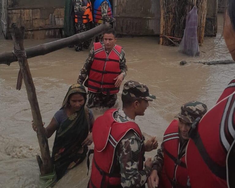 पहिरोमा पुरिएर एक जनाको मृत्यु, तीन सय घर जलमग्न