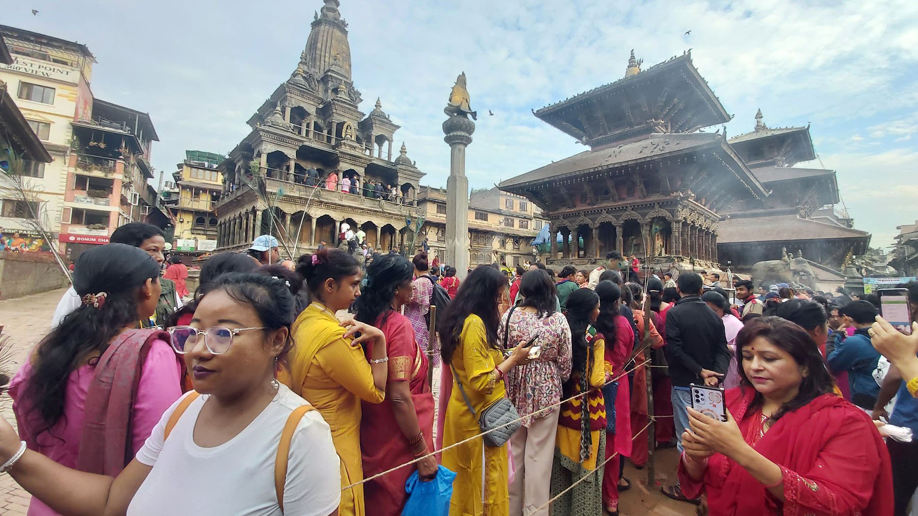कृष्ण मन्दिरमा लामबद्ध भक्तजन