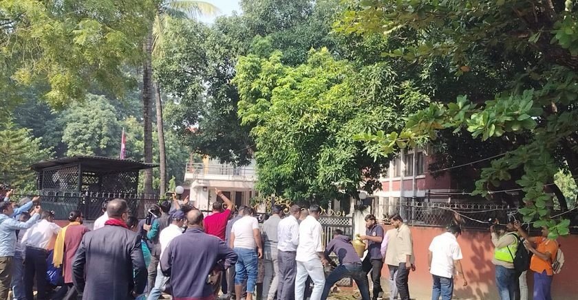 मधेशमा मुख्यमन्त्री नियुक्ति विवादले तनाव, कर्मचारी समेत कुटिए