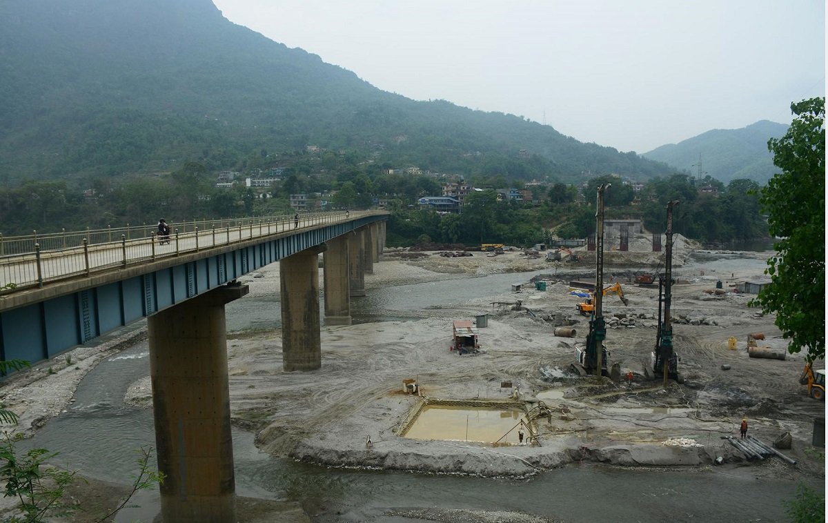 मादी नदीमाथि निर्माणाधीन पुलमा पहुँच सडक निर्माण सुरु