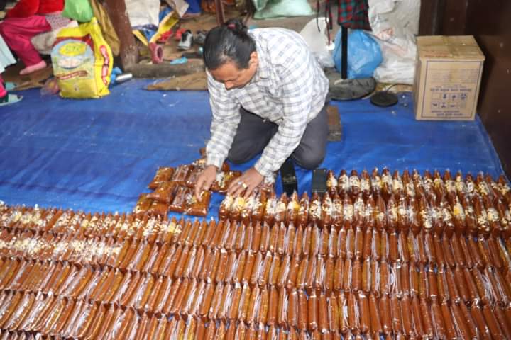 टोखामा झण्डै एक करोडको परम्परागत चाकु बिक्री