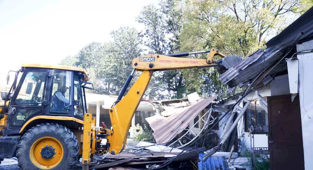 कांग्रेस नेता खड्काले स्काउटको जग्गामा बनाएको संरचनामा महानगरले चलायो डोजर