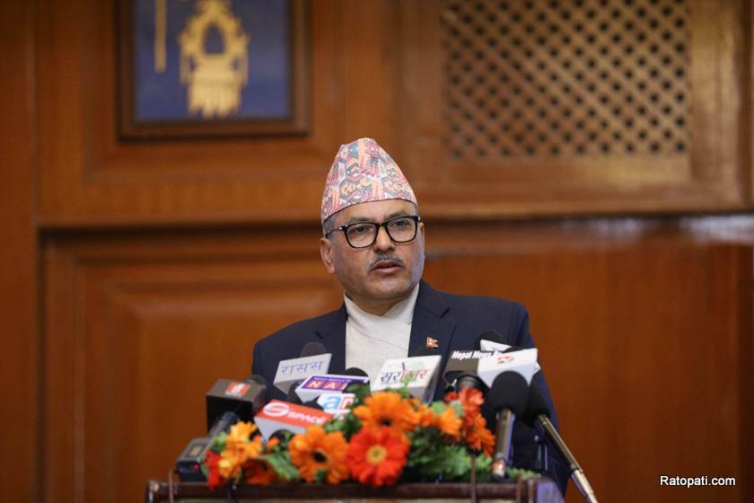 राष्ट्र बैंकको नियमनमा रहेका कुनै पनि संस्थालाई समस्यामा पर्न दिँदैनौँ : गभर्नर अधिकारी