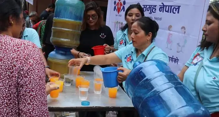 माही समूह नेपालद्वारा निस्शुल्क जुस र पानी वितरण
