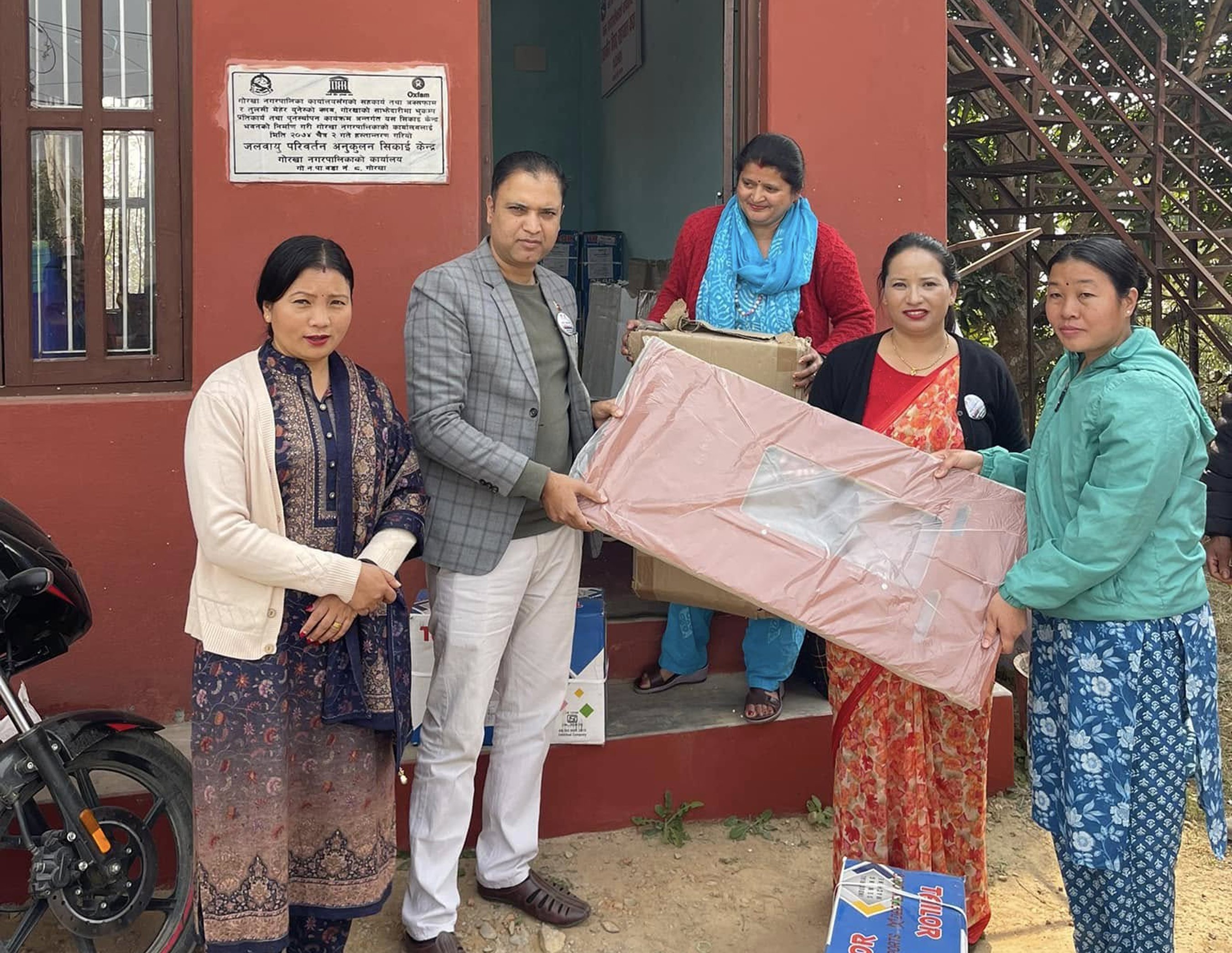 गोरखा नगरपालिकाद्वारा विपन्न महिलालाई सिलाइ मेसिन अनुदान: आत्मनिर्भरतातर्फ महत्वपूर्ण पाइला
