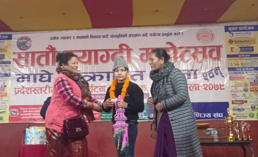 बाल कलाकारलाई सम्मान गर्दै महिला उद्यमी