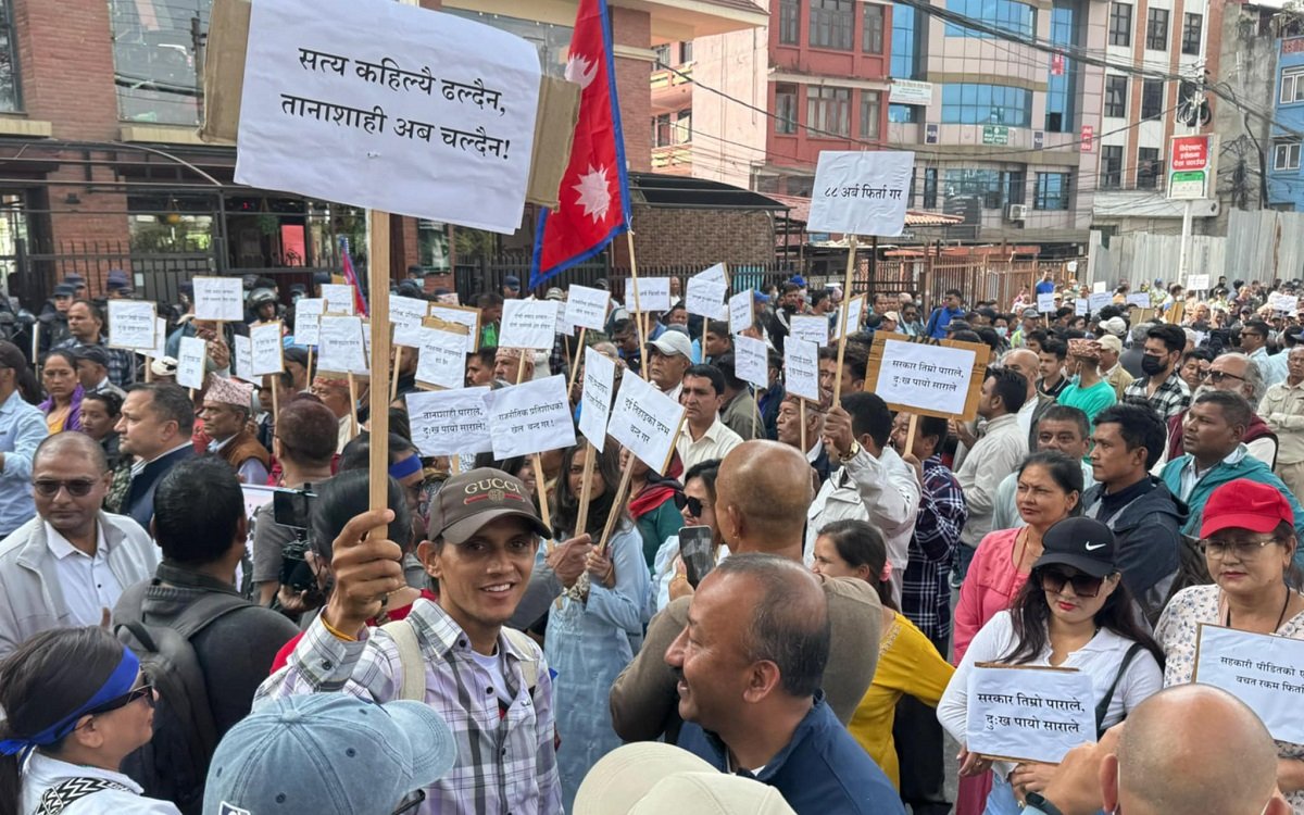दुई राजनीतिक दलका साथै राजावादी समूहले सडक प्रदर्शन गर्दै