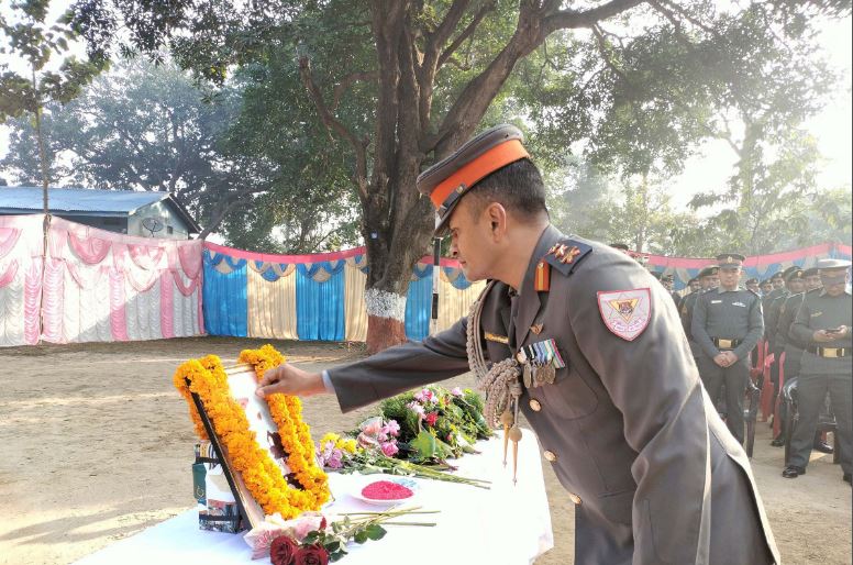 श्रेष्ठको तस्बिरमा माल्यार्पण गरिँदै