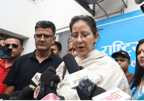 रास्वपा कार्यालय पुगेर अभिनेत्री मनिषा कोइरालाले गरिन् रविको पक्षमा हस्ताक्षर