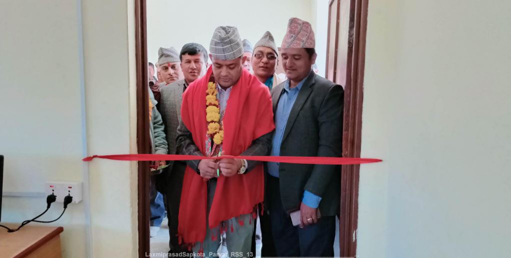 उद्घाटन गर्दै स्वास्थ्यमन्त्री  गिरी