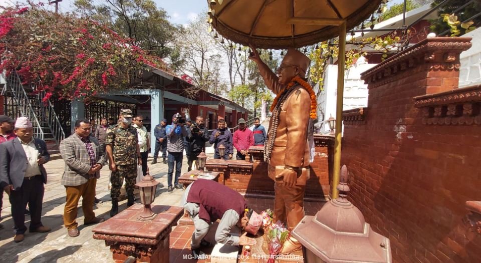 आशिर्वाद लिँदै उपप्रधानमन्त्री खड्का