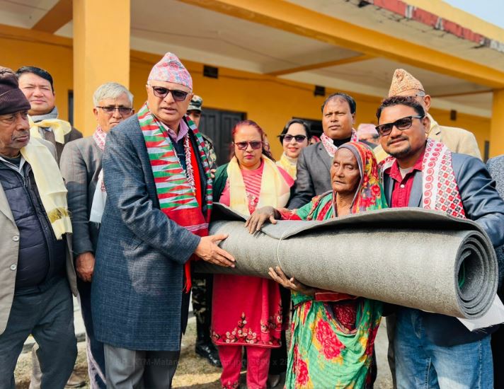 मुख्यमन्त्री कार्कीद्वारा कम्बल वितरण