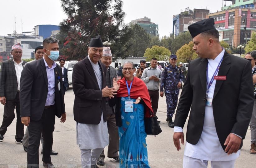 उम्मेदवार शाक्य र नेकाका सभापति देउवा भलाकुसारी गर्दै