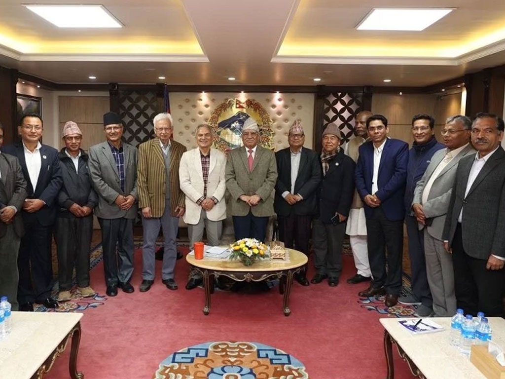 संयुक्त पत्रकार सम्मेलन गर्दै माओवादी घटक