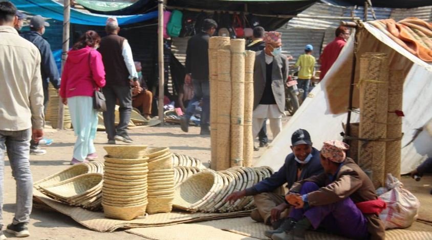 बिक्रीका लागि राखिएका सामाग्री