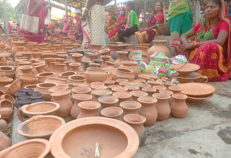 बिक्रीमा  राखिएका माटाका भाँडाकुँडा