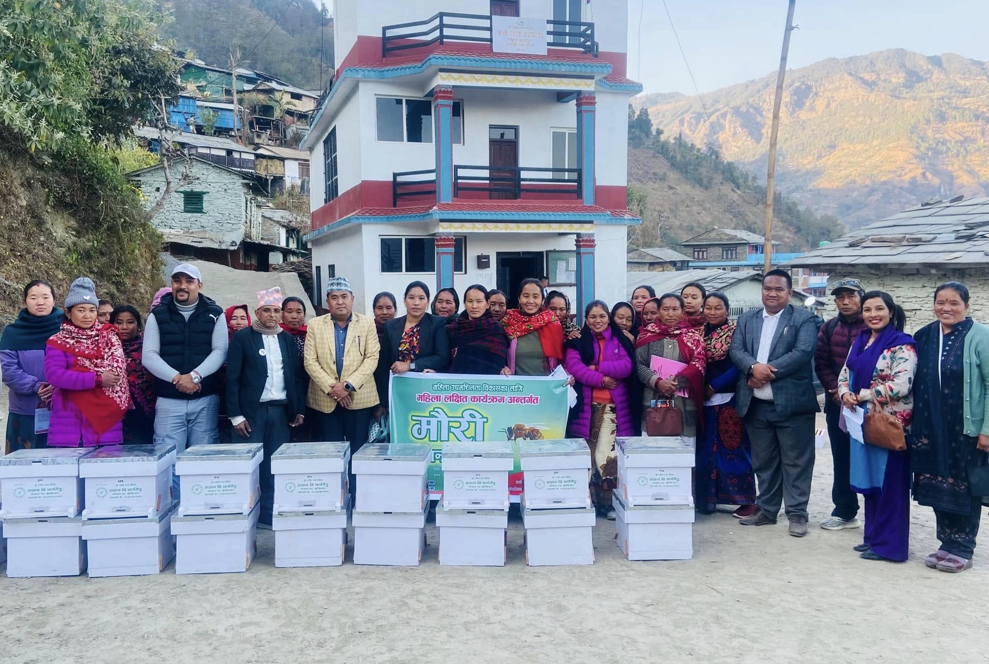 महिलालाई आत्मनिर्भर बनाउन काठेखोलाको पहल : मौरीपालन तालिम र घार वितरण
