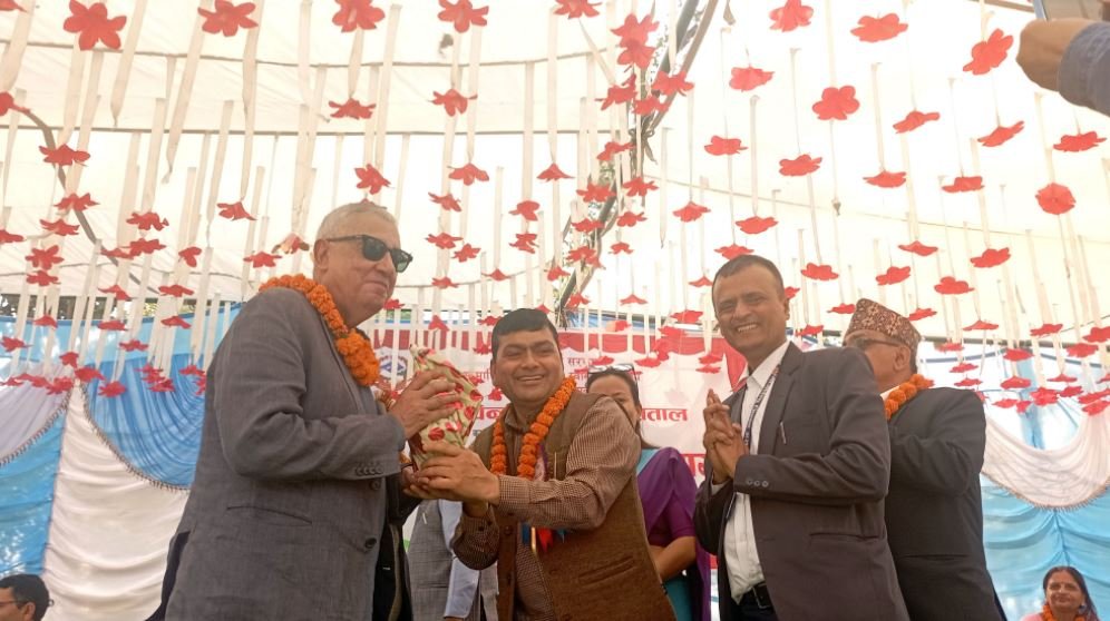 सांसद कोइरालालाई मायाको चिनो