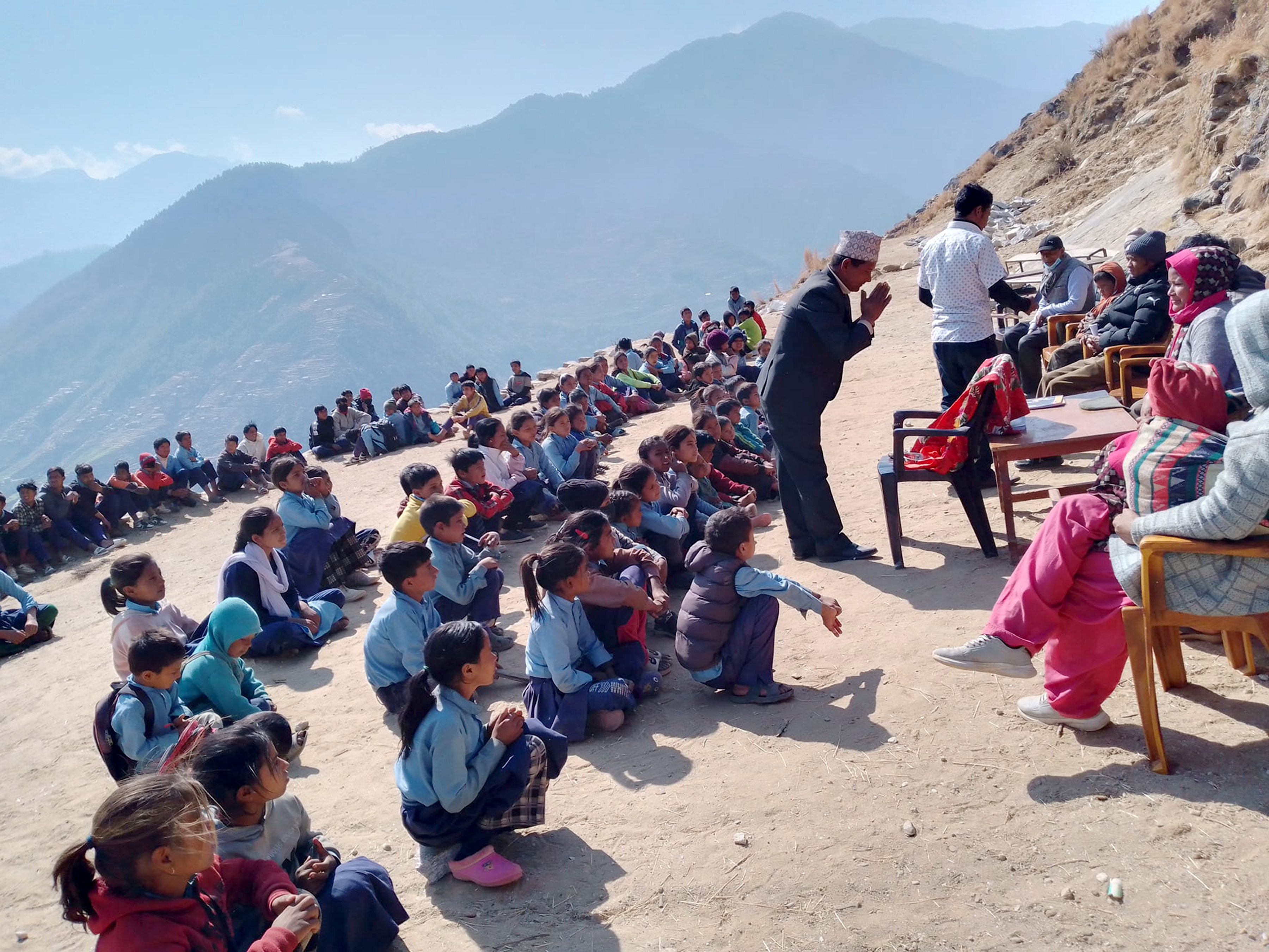 सहिद दिवस मनाउँदै शिक्षक र विद्यार्थीहरु