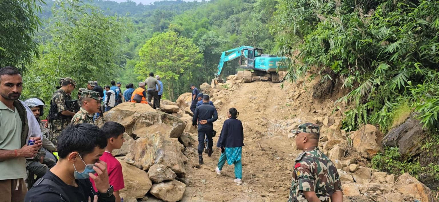 मेची राजमार्ग तीन दिनदेखि अवरुद्ध, चार जिल्लाका यात्री प्रभावित