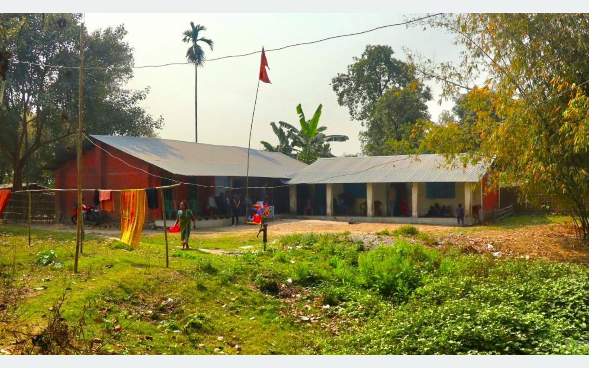 मेची नदीमा पुल नहुँदा मेची पारिको विद्यालयमा पठनपाठन प्रभावित