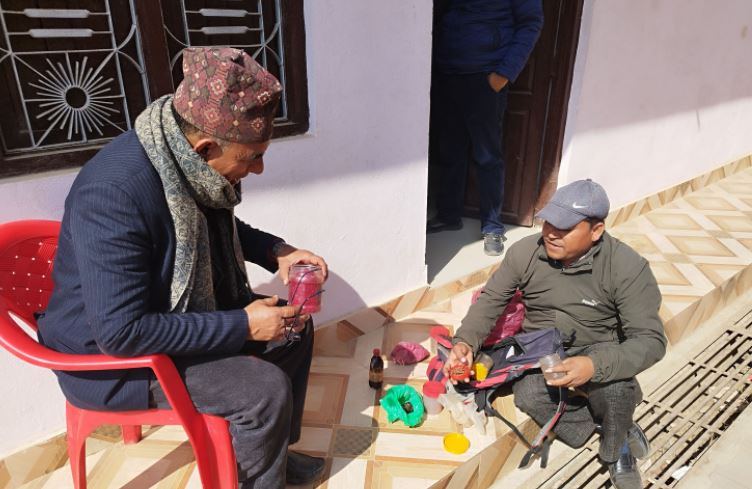 जडिबुटी बेच्दै